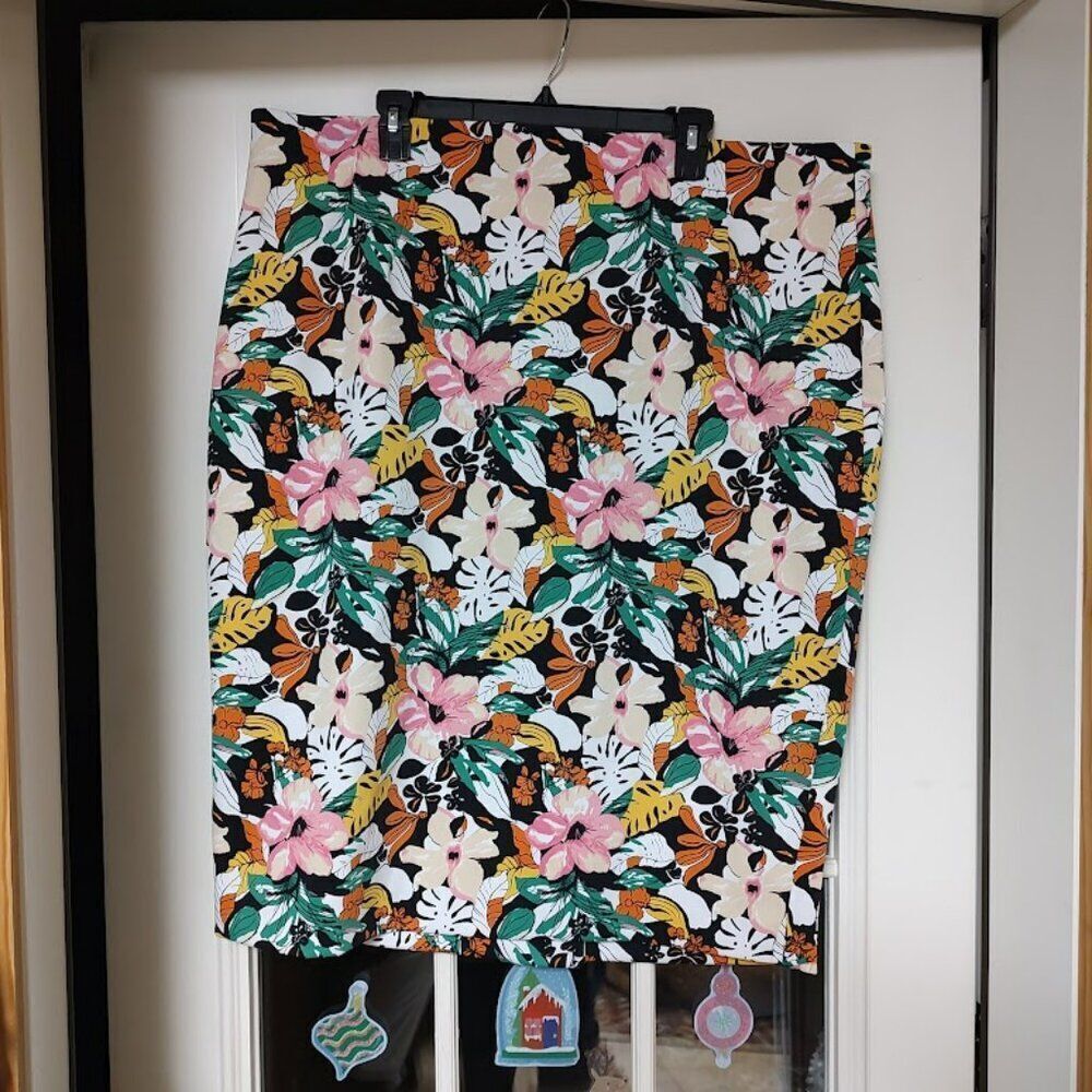 Lane Bryant Multi-Color Flowered Pull On Skirt Size Women's 22 Worn 1 Time